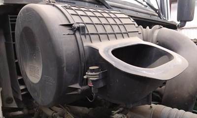 Volvo VNL Right Air Cleaner / Air Filter Housing
