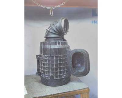 Volvo VNL Right Air Cleaner / Air Filter Housing