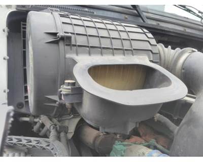 Volvo VNL Right Air Cleaner / Air Filter Housing