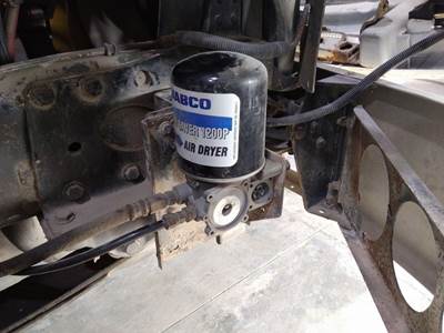 Wabco 1200P Right Air Dryer