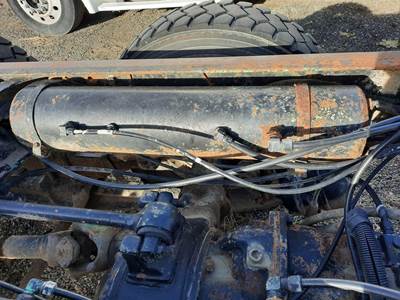 White ROAD BOSS 1 Left Air Tank