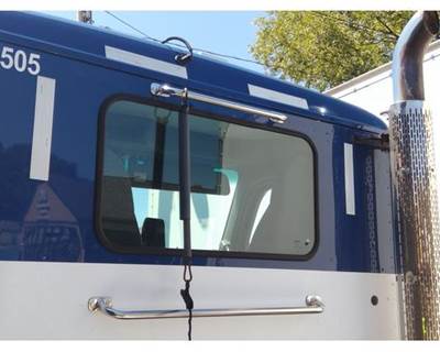 Peterbilt 579 Back Glass