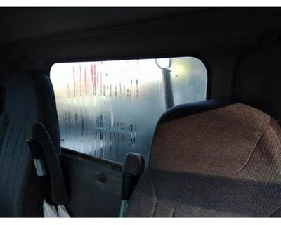 Peterbilt 579 Back Glass