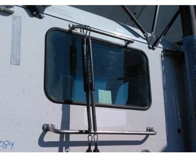 Peterbilt 579 Back Glass