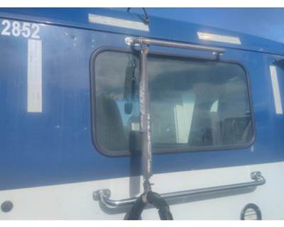 Peterbilt 579 Back Glass