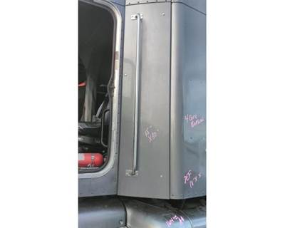 2012 Peterbilt 386 Left Air Deflector Filler Panel between Cab and Sleeper, 80" x 15"