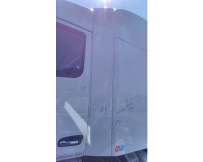 2019 Peterbilt 579 Left Filler Panel between Cab and Sleeper