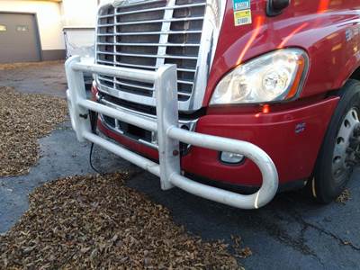 Freightliner Cascadia 125 Bumper Guard