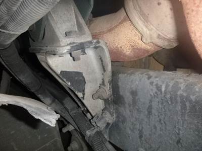 Freightliner Century Class 120 Cab Mount for a Freightliner CENTURY 120