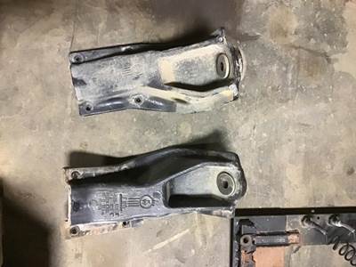 Kenworth T800B Right Cab Mount