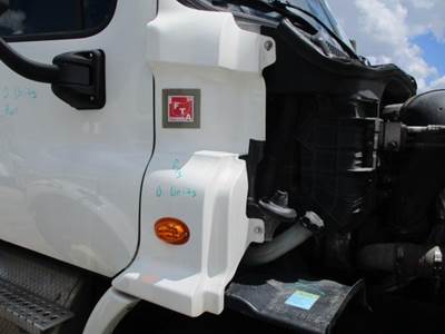 Freightliner Cascadia 113 Right Cowl for a Freightliner CASCADIA 113 2018UP