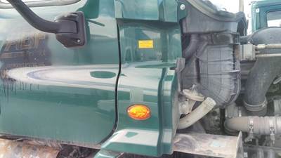 Freightliner Cascadia 113 Right Cowl
