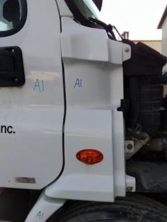Freightliner Cascadia 113 Right Cowl