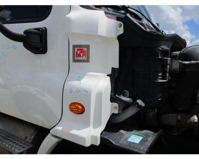 Freightliner Cascadia 113 Right Cowl for a Freightliner CASCADIA 113 2018UP