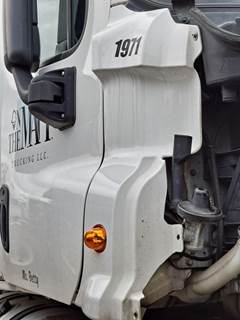 Freightliner Cascadia 125 Right Cowl
