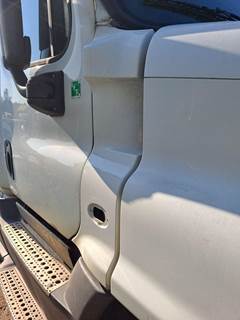 Freightliner Cascadia 125 Right Cowl