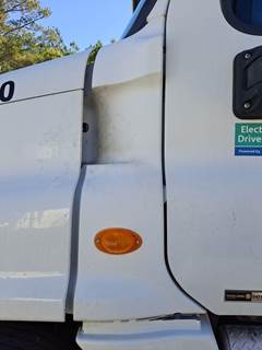 Freightliner Cascadia 125 Left Cowl