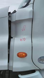 Freightliner Cascadia 125 Left Cowl