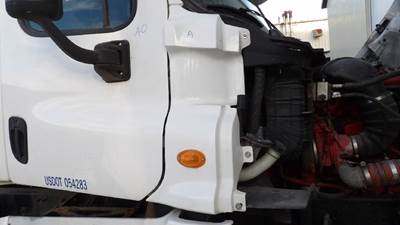 Freightliner Cascadia 125 Right Cowl