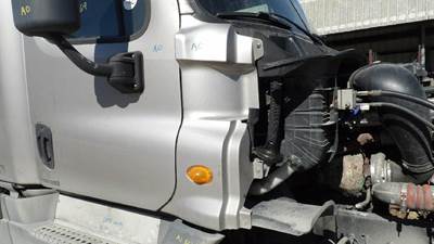 Freightliner Cascadia 125 Right Cowl