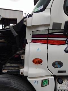 Freightliner Cascadia 125 Left Cowl