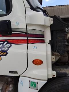Freightliner Cascadia 125 Right Cowl