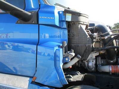 Freightliner Cascadia 126 Right Cowl