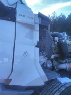 Freightliner Cascadia 126 Right Cowl