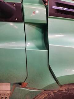 Freightliner Cascadia 126 Right Cowl