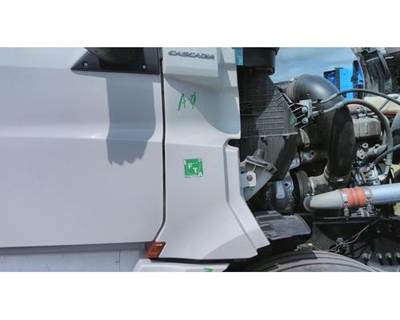 Freightliner Cascadia 126 Right Cowl