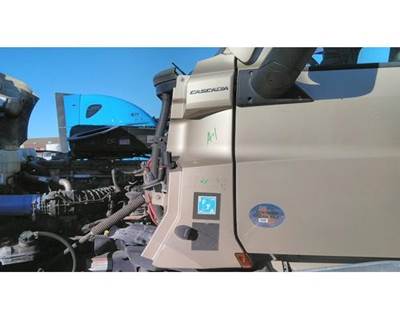 Freightliner Cascadia 126 Left Cowl