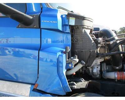 Freightliner Cascadia 126 Right Cowl