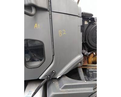 Freightliner Columbia 120 Right Cowl