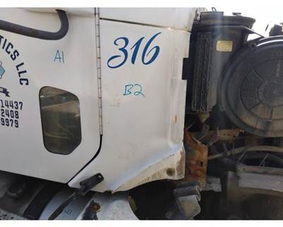 Freightliner Columbia 120 Right Cowl