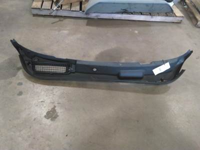 International LT Cowl