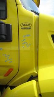 Peterbilt 579 Right Cowl