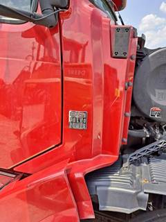 Volvo VNL Right Cowl