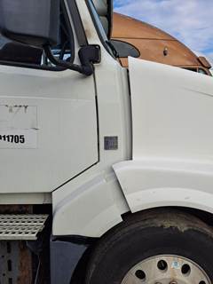 Volvo VNL Right Cowl