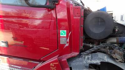 Volvo VNL Right Cowl