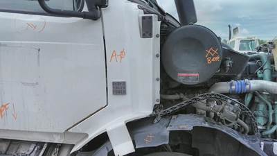 Volvo VNL Right Cowl