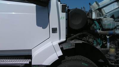 Volvo VNL Right Cowl