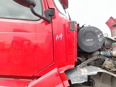 Volvo VNL Right Cowl