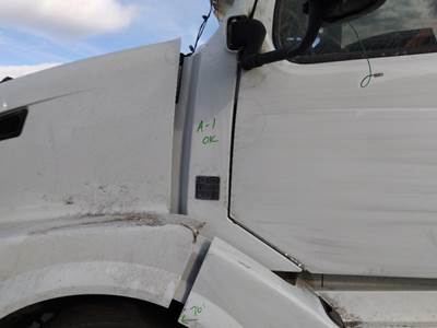 Volvo VNL Left Cowl