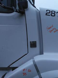 Volvo VNL Right Cowl