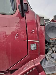 Volvo VNL Right Cowl