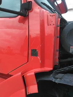 Volvo VNL Right Cowl