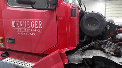 Volvo VNL Right Cowl