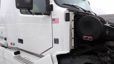 Volvo VNL Right Cowl