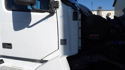 Volvo VNL Right Cowl