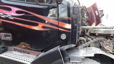 Volvo VNL Right Cowl